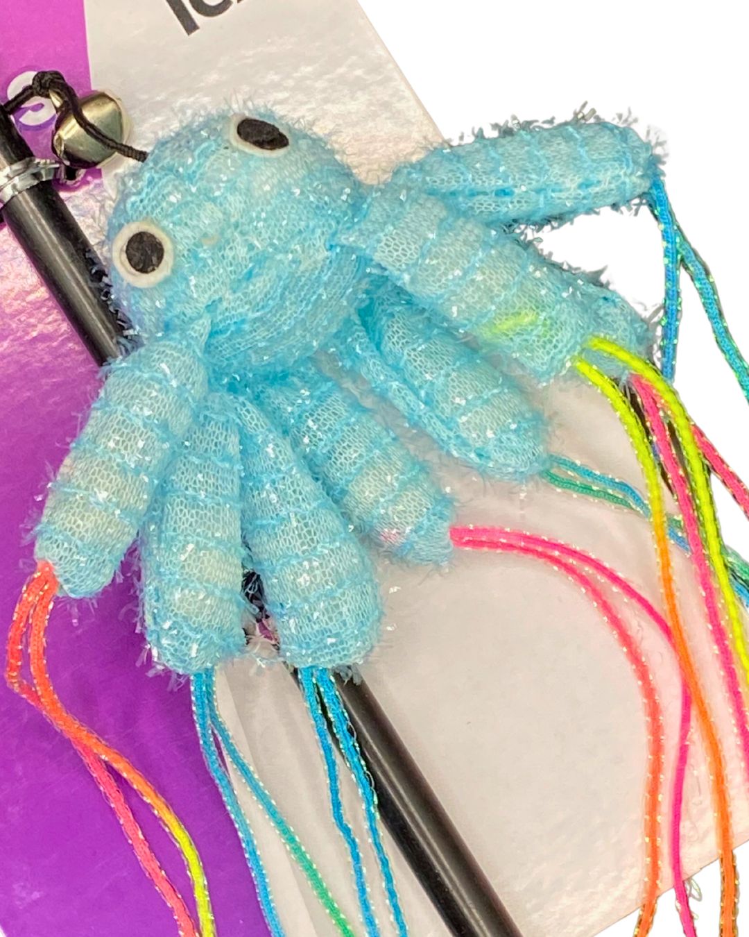 Caña de juguete para gatos con palo de caña de color negro y pulpito de color azul clarito con refuerzo para los arañazos de los michos, además lleva hilos gruesos de colores como tentáculos para incentivarlos al juego.