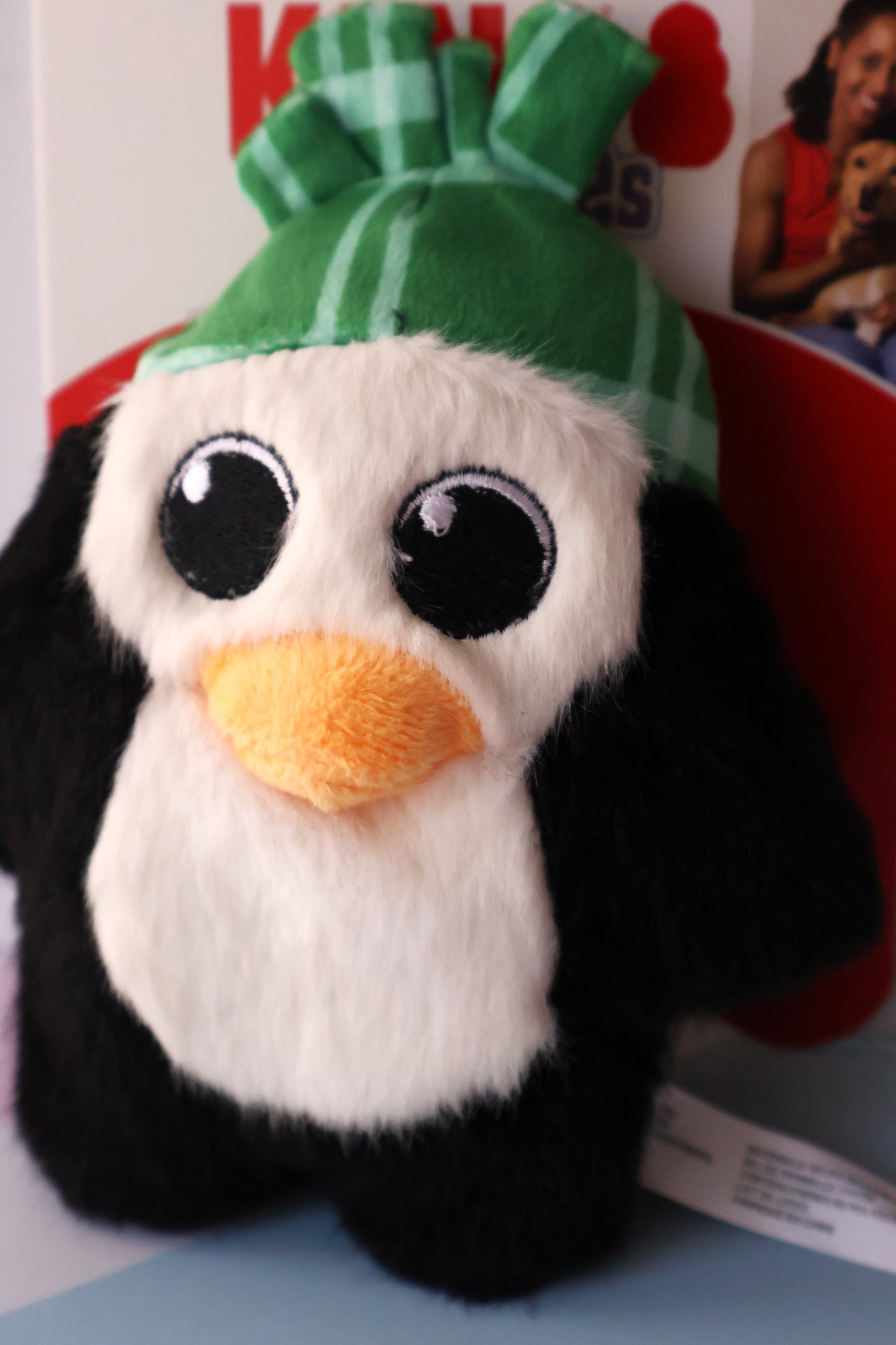 KONG Juguete Pingüino con gorrito de invierno.