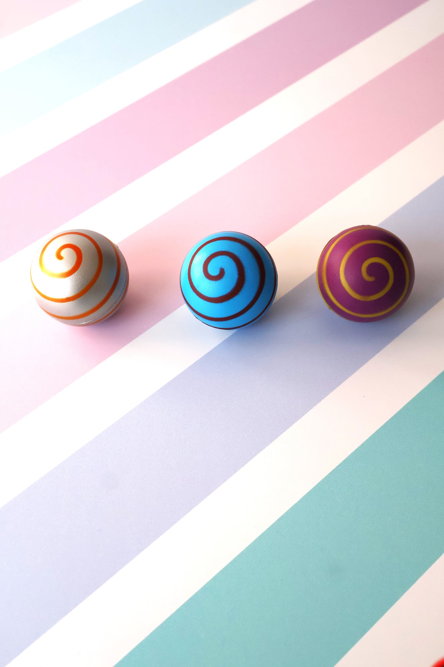 Hypnotic effect balls for cats