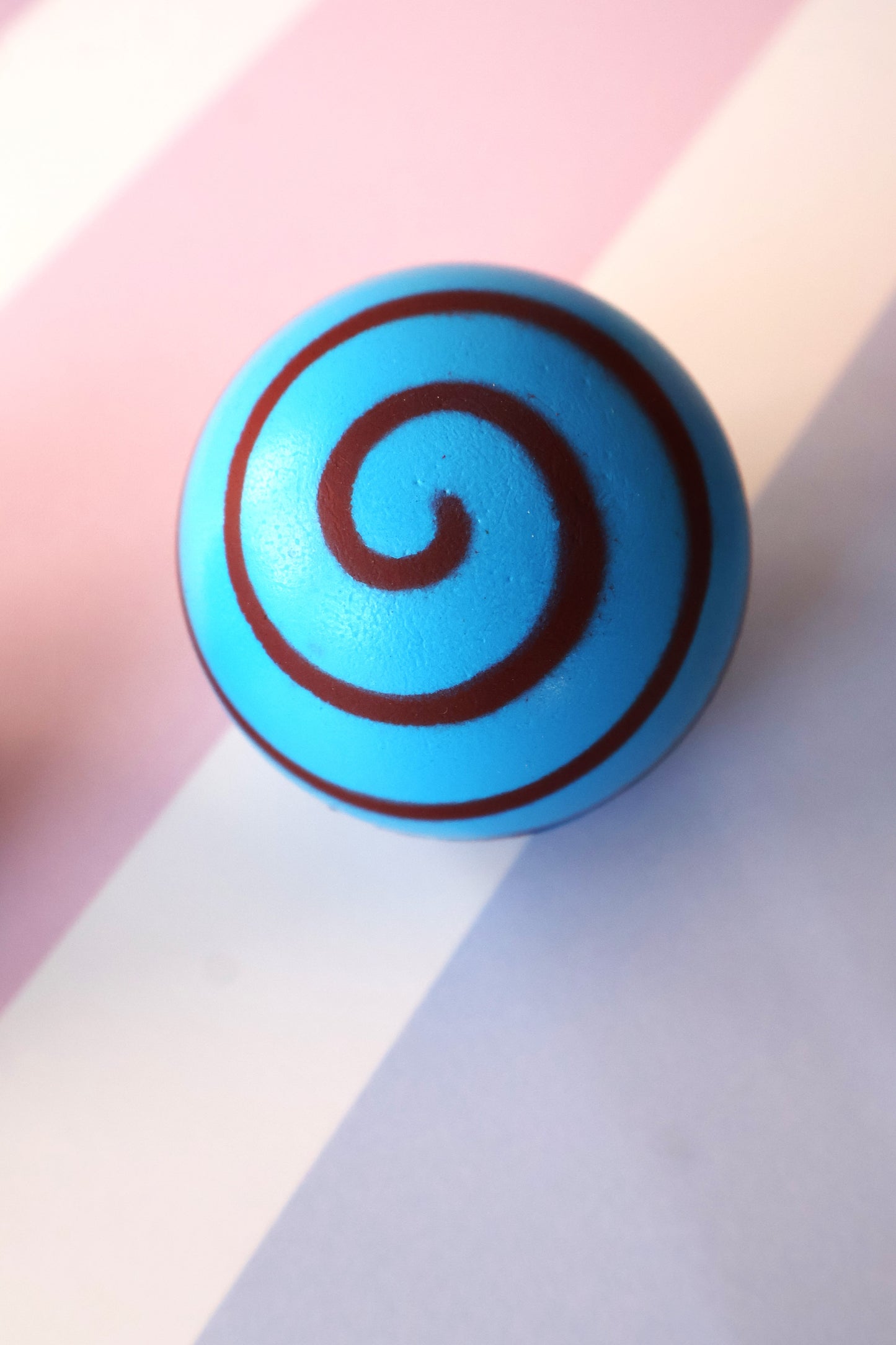 Hypnotic effect balls for cats