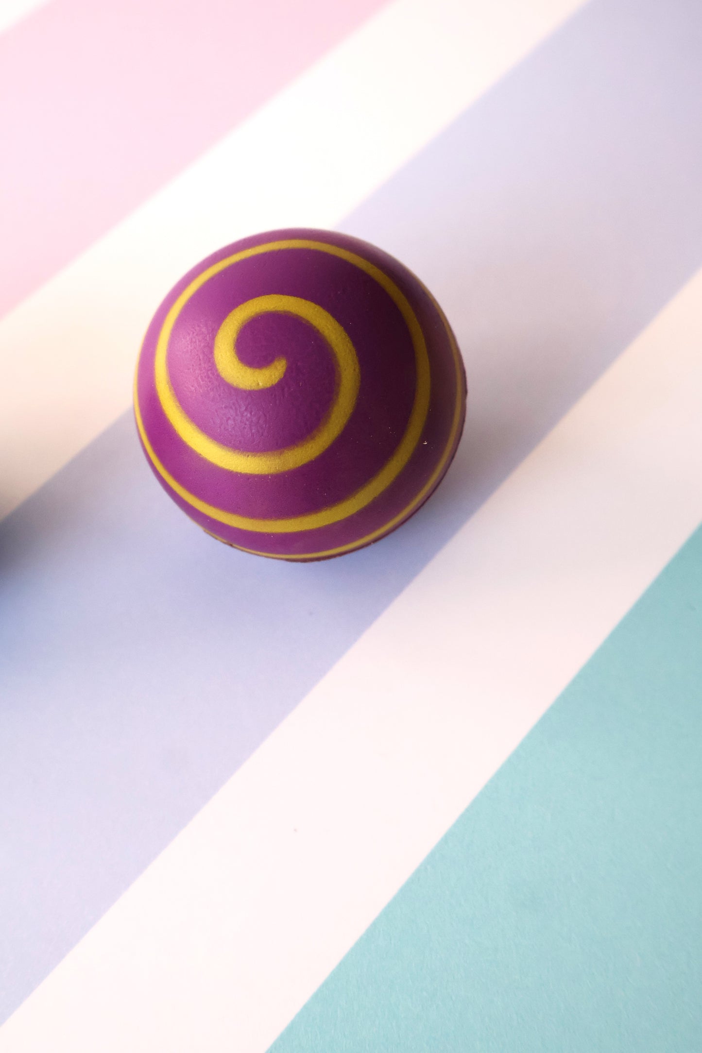Hypnotic effect balls for cats