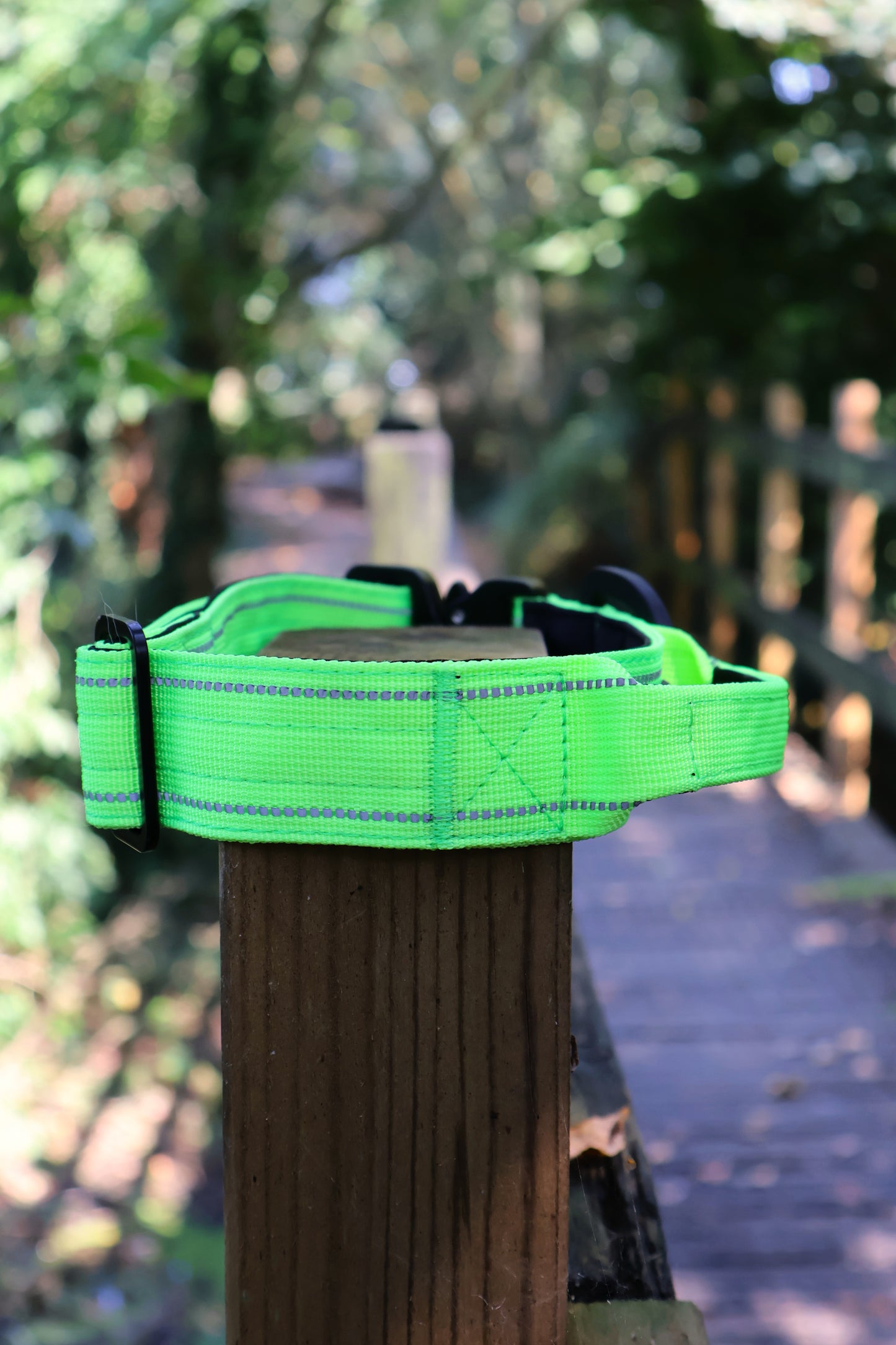 Collar Táctico Reflectante Premium con Cierre de Seguridad Reforzado.