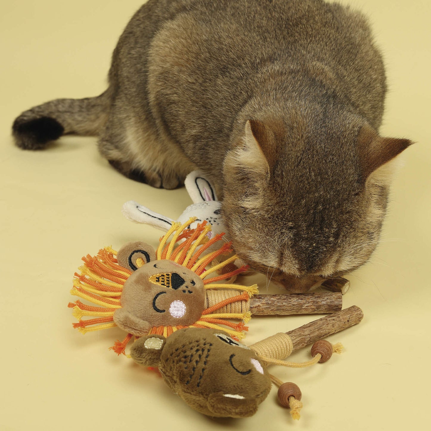 Juguete para gatos. Juguete leoncito eco line para gatos con silvervine de GiGWI – CATCH & SCRATCH con silvervine GiGwi