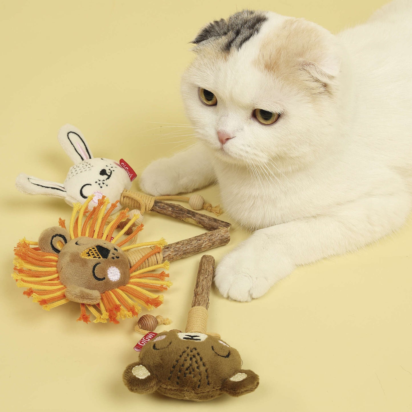 Juguete para gatos. Juguete leoncito eco line para gatos con silvervine de GiGWI – CATCH & SCRATCH con silvervine GiGwi