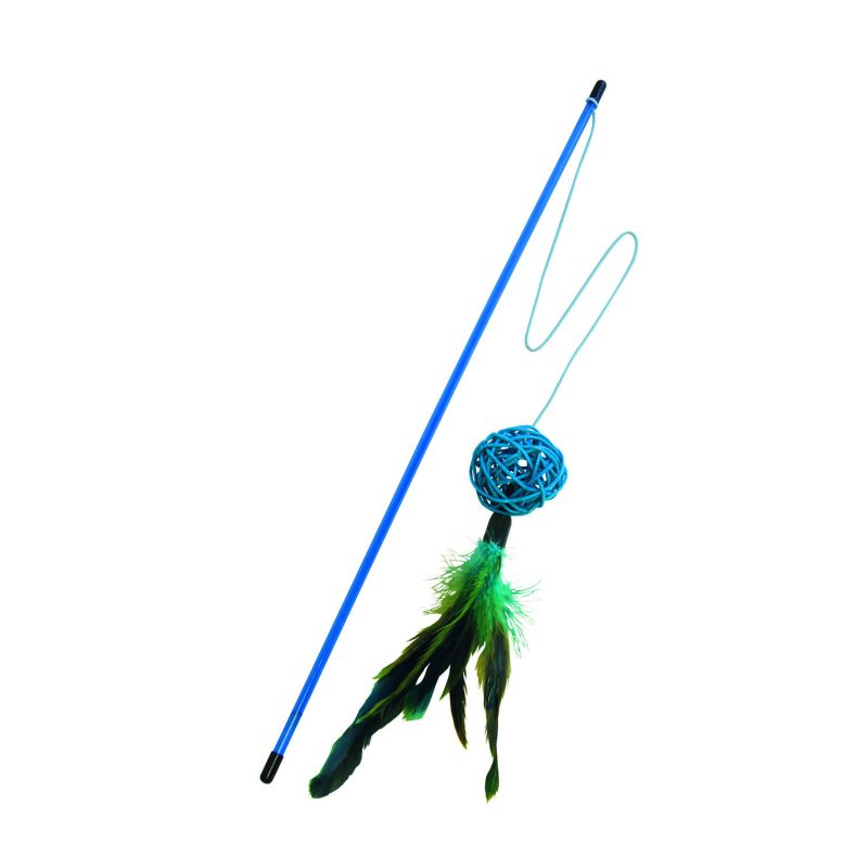 Caña azul de juguete para gatos  de cuerda azul. Lleva incorporado un juego de plumas bien atadas en la punta junto a una bola de tipo mimbre de ratán en color azul vivo para atraer la atención de tu gatos. Medida ideal para cualquier tamaño de gatito pequeño o adulto.