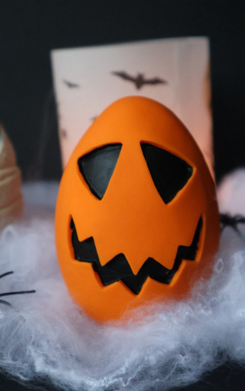 Huevo de calabaza de Halloween para perros de color naranja de tamaño standard con ojos triangulares y boca en forma de Joker pero en forma de sierra en color negro. Tamaño L, perfecto para cualquier tamaño de perro.