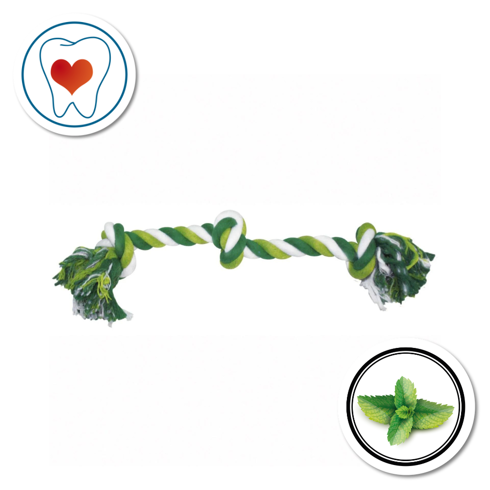 Cuerda dental con tres nudos dos a los extremos y uno en el centro para perros. El juguete es de tres tonos hechos con tres cuerdas una verde oscura, otra verde clara y otra blanca con flecos en los extremos. Es perfecta para su salud dental.