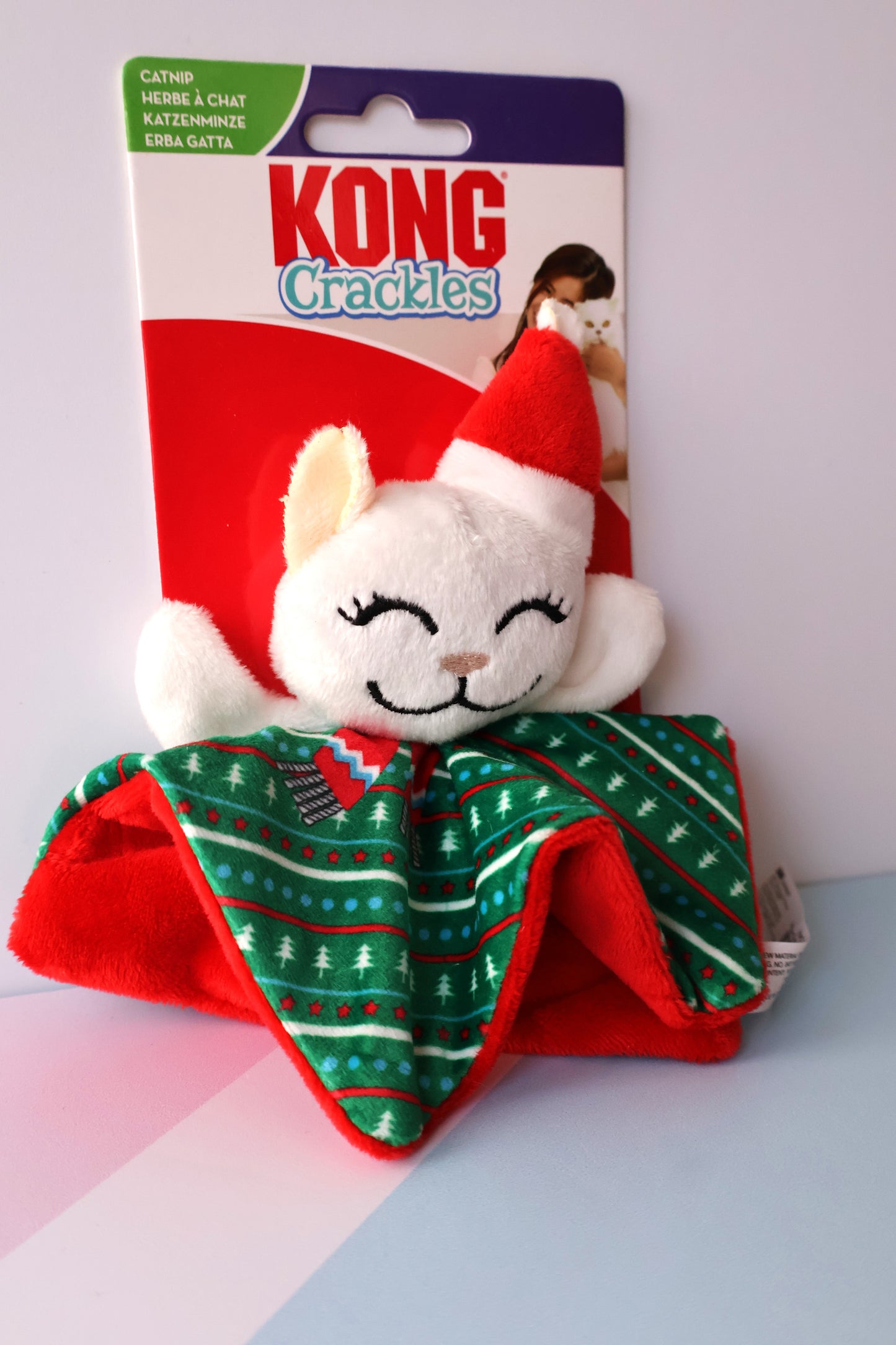 KONG Juguete Gatito con mantita y gorrito de Navidad para gatos con papel Scratch