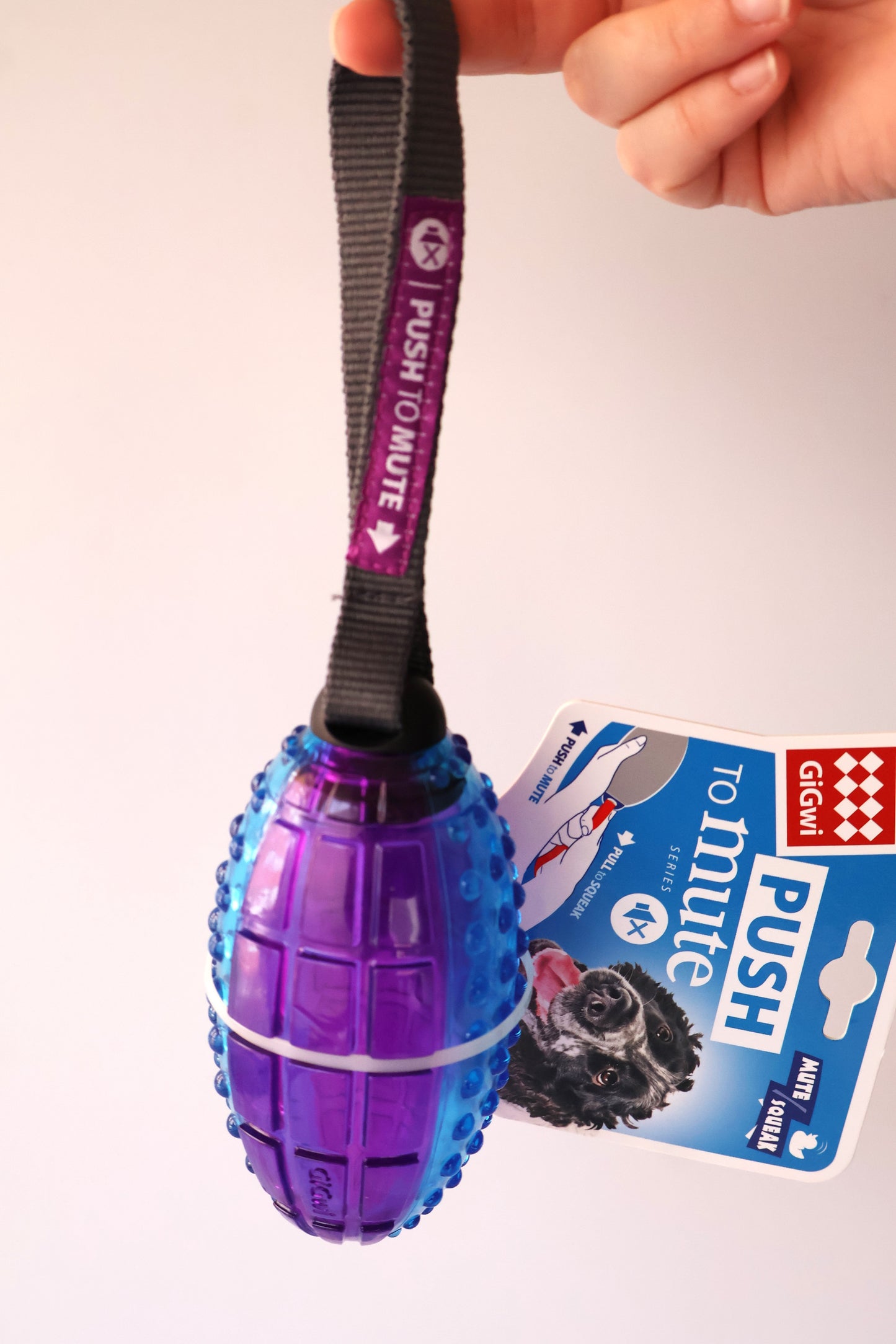 GigWi Juguete Rugby con cuerda de lanzamiento. Alta resistencia al juego extremo.
