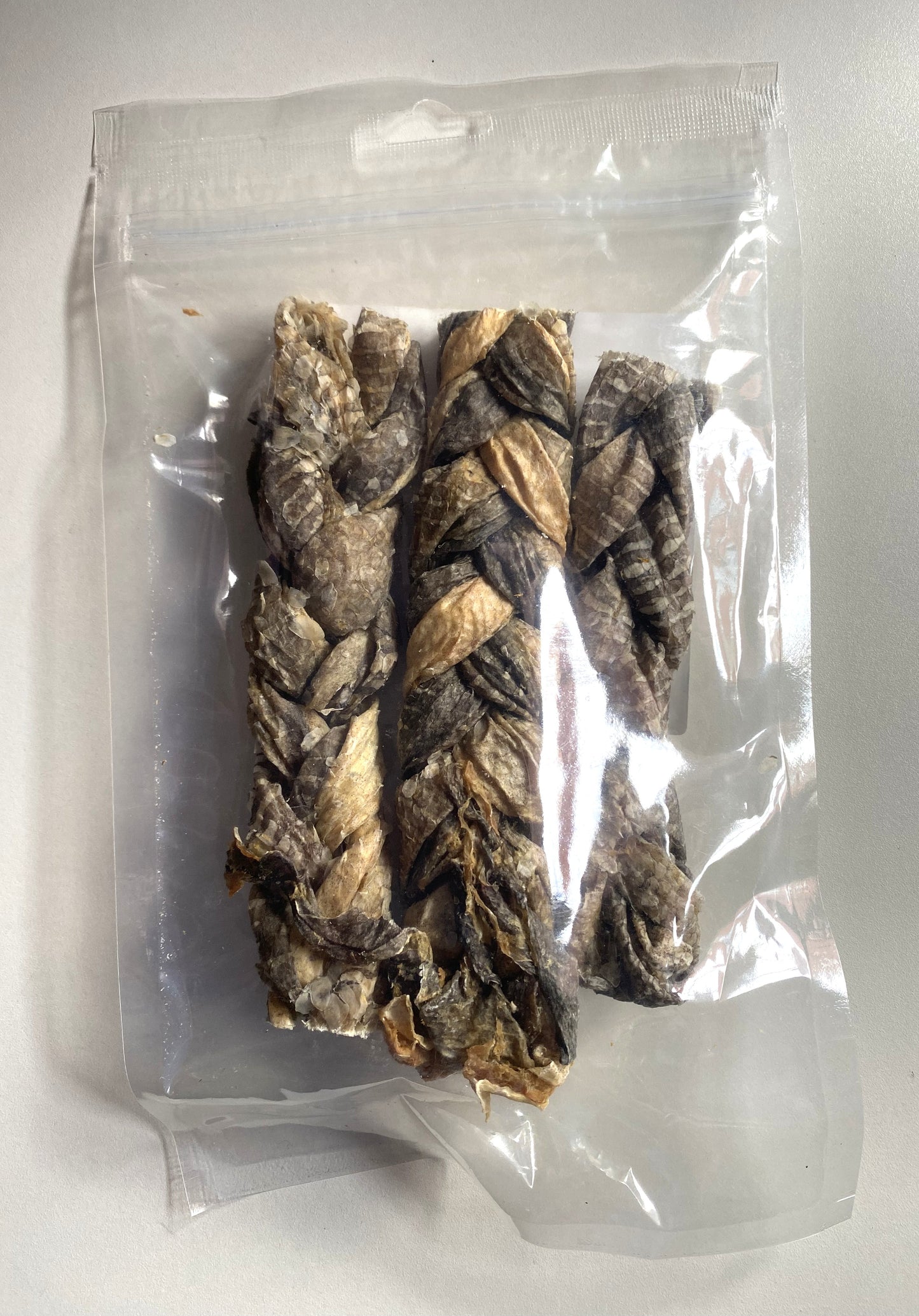 TRENZAS DE PIEL DE BACALAO. Peso: 70GRMS